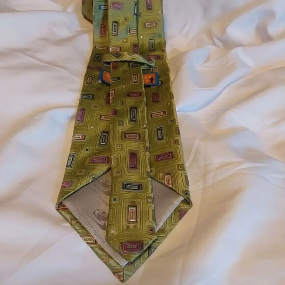 Steve Harvey Men's Hand Made Stylish Workwear Geometric Designer Green Silk Tie.
